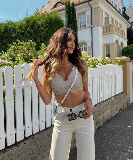 Sarah Sunita hübsche nette foto