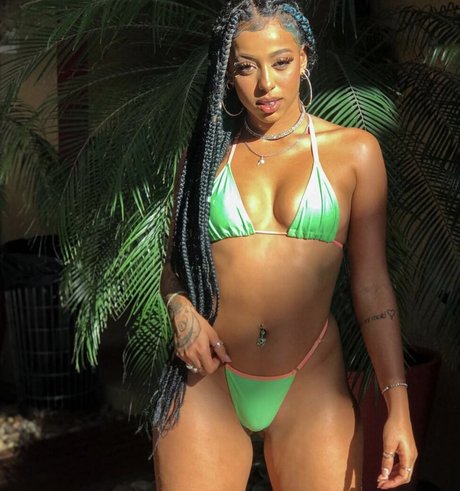 Isis Pequine nackt exklusive galerie