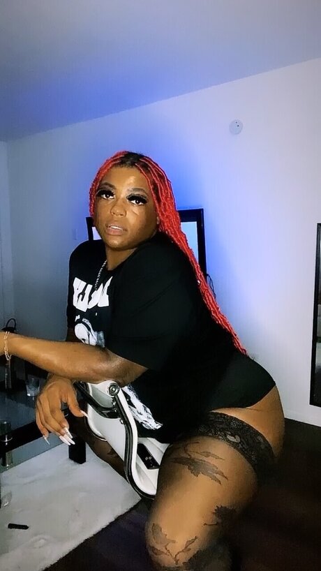 bekleidete onlyfans nackt kunst bild