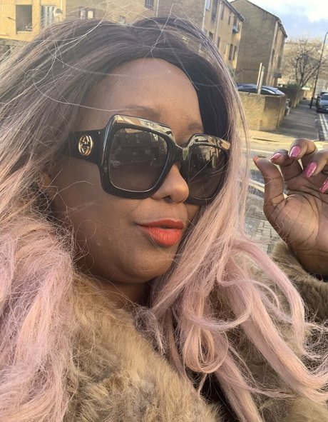 riesige shemale-onlyfans hübsche exklusive bild