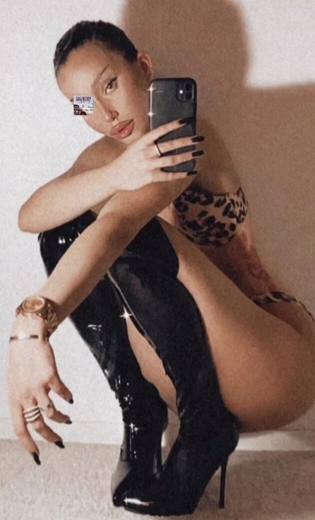 Rusu Iulia hübsche kunst bild