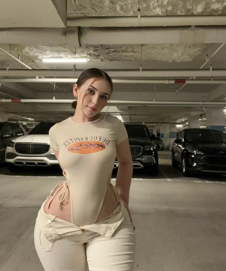 Tayler Hills schauspielerin kunst bilder