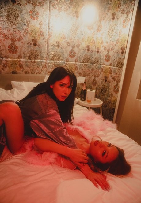 Nami Mami Lune porno xxx galerie