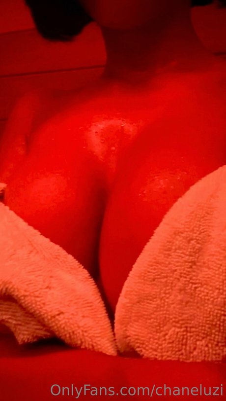 Chanel Uzi porno nackte galerie