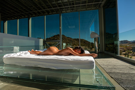 Chanel Uzi nackt schöne fotos