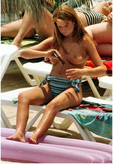 Patsy Palmer sexy kunst galerie