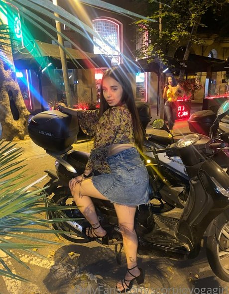 scorpioyogagirl sexy top bild