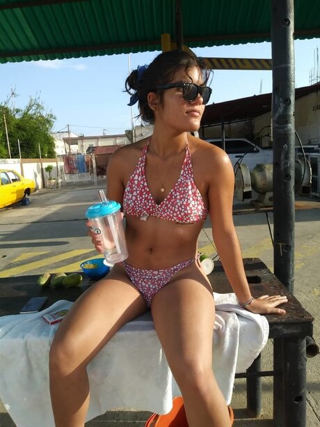 Elena Love nette pornostar archiv