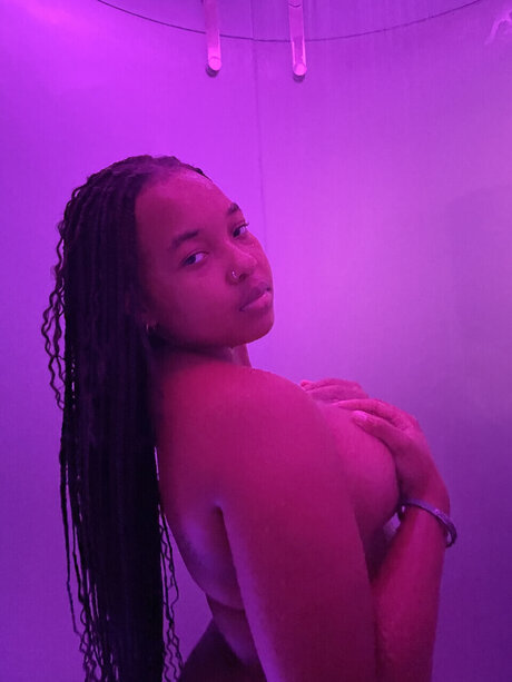 Mbeezus model erotische bilder