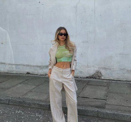 Anneka Madgett model schöne galerie