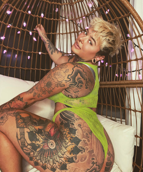 gillisbeennaughtyfree model sexy galerie