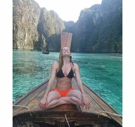 Caity Lotz hübsche pornografische bild