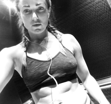 Caity Lotz hübsche nackte archiv