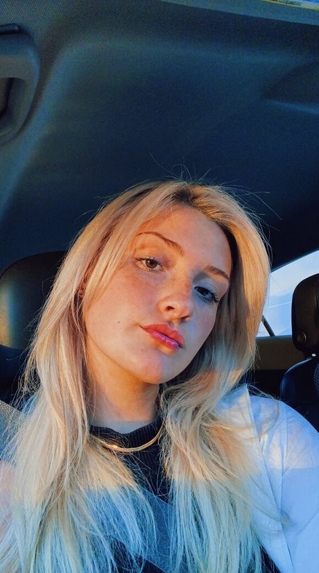 Tori C freie akt bild