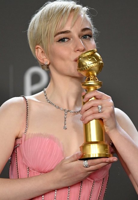 Julia Garner sexy nackt fotos