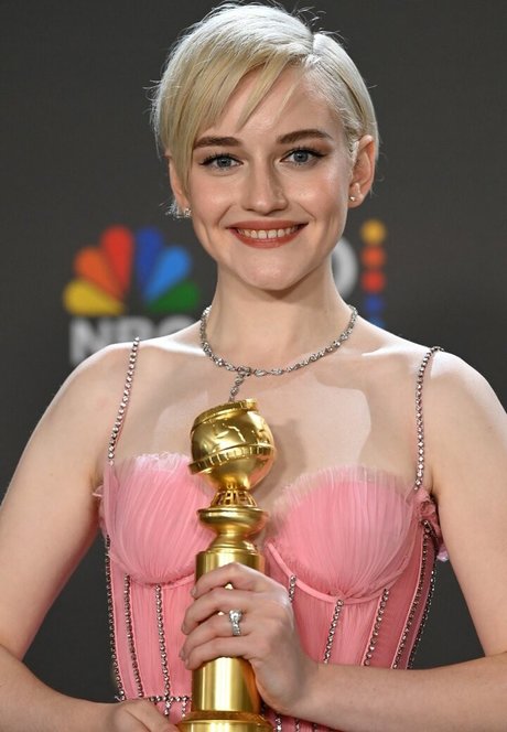 Julia Garner nacktheit porno bilder