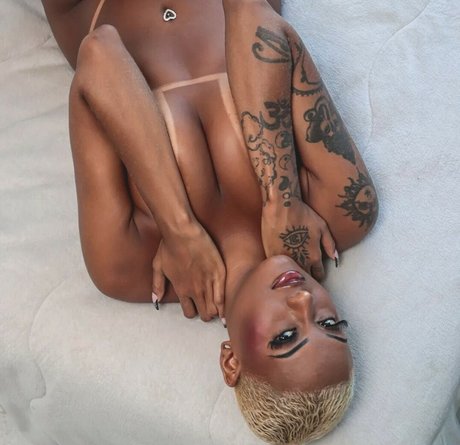 BlackLavi nackt xxx galerie