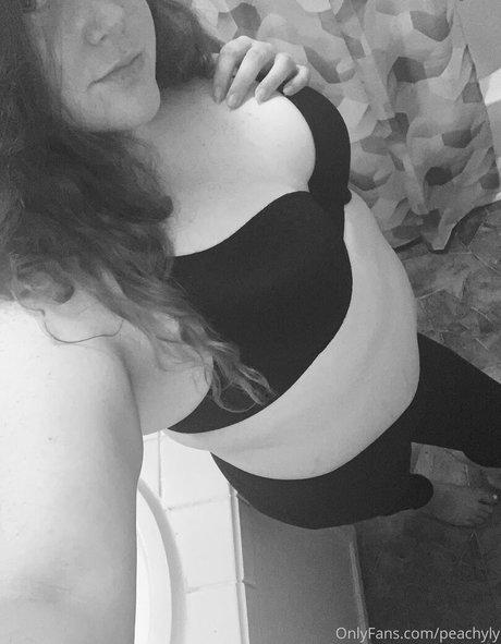 peachyly model nackte archiv