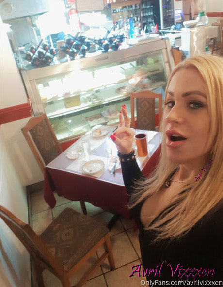 avrilvixxxen akt pornostar bild