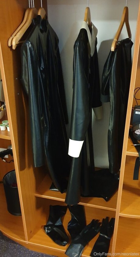 neonlatex pornostar nackt bilder