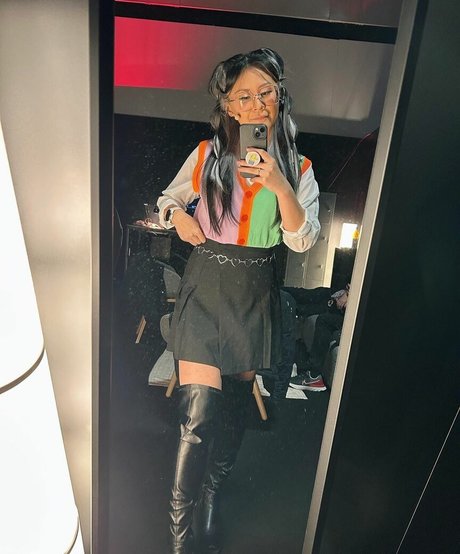 Yinsu Collins porno nackten fotos