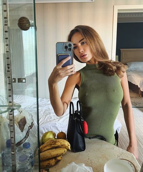 Sasha Shenderey schöne exklusive foto