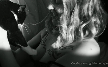 goldiemonique exklusive nackten archiv