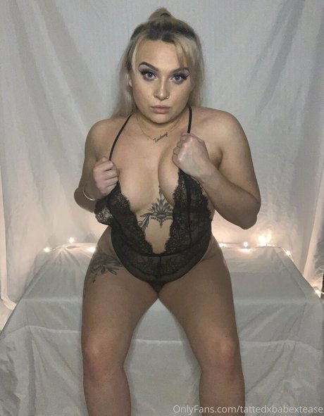 tattedxbabextease sexy erotische foto
