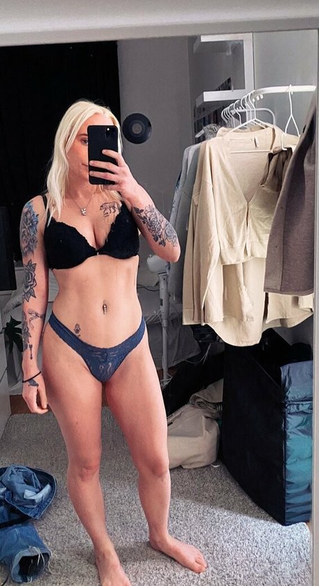 izzy 2505 erotische nackt fotos