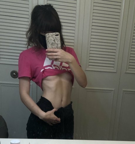 Mewnii schauspielerin sexy bilder