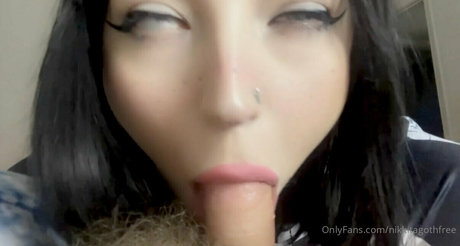 nikkitagothfree schauspielerin perfekte bild