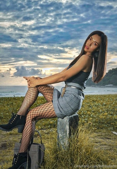 Fembabyth sexy nacktheit bild