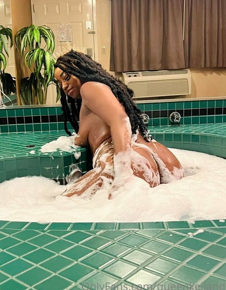 schwarzhaarige milf onlyfans kunst galerie