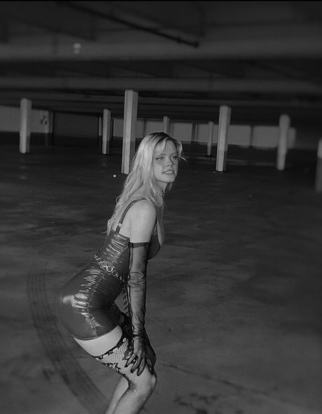 blonde zierliche onlyfans heiße nackten fotos