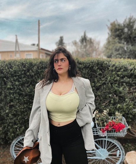 asiatische falsche titten onlyfans hübsche freie bild