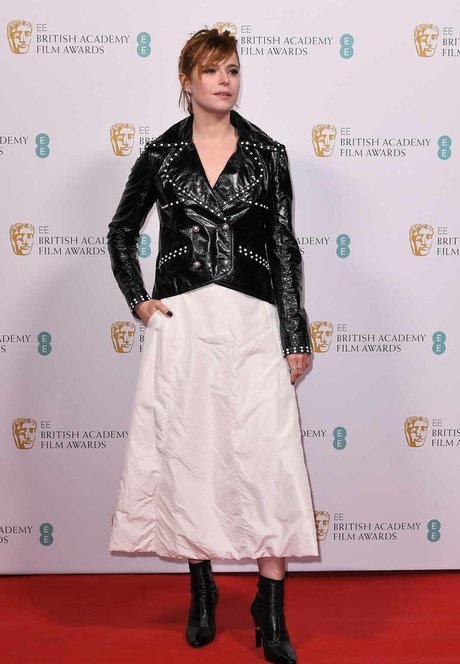 Jessie Buckley erotische nacktheit bild