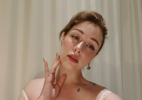 Senedy schauspielerin erwachsene fotos