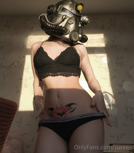 Zureeal schauspielerin kunst bild