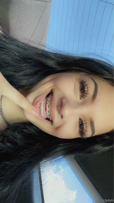 Lily B hübsche akt archiv