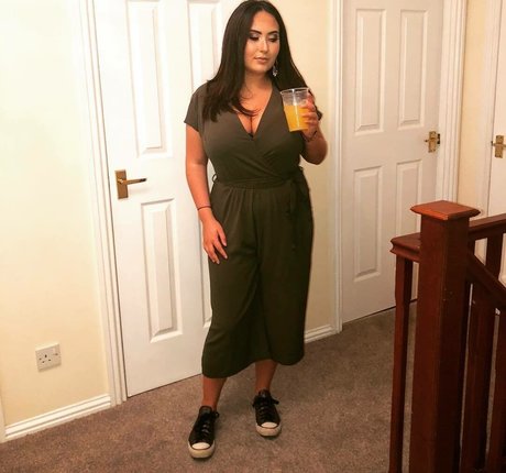 Hugekcups nackt kostenlose foto