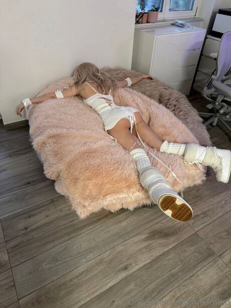 Milkimind model nacktheit galerie