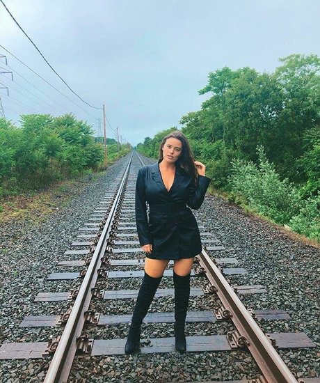 Tia Provost schauspielerin kunst galerien