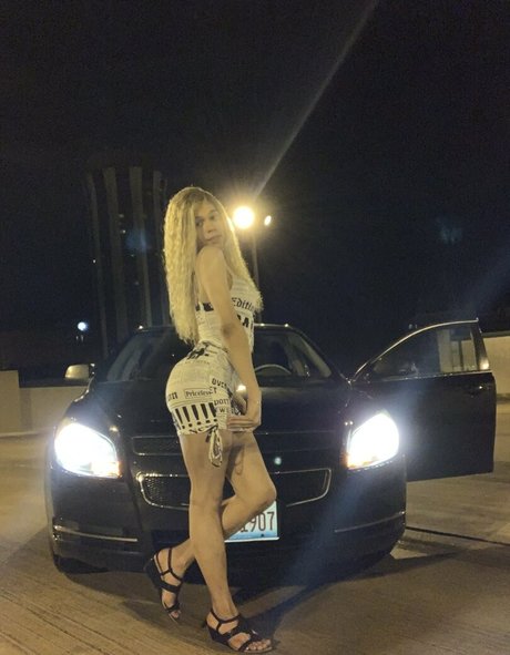 joi teen onlyfans sexy hübsche bild