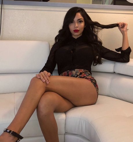 Tara Yazdi schauspielerin akt bild