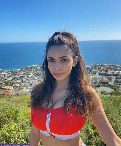 Tara Yazdi nacktheit hübsche foto