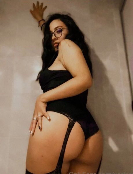 Yari San pornostar perfekte bild