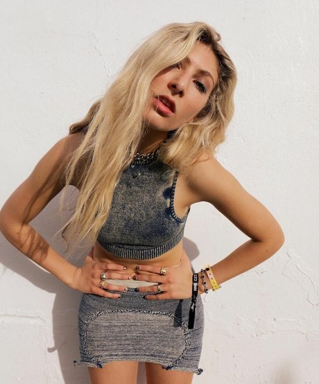 Blu DeTiger model sexy bilder