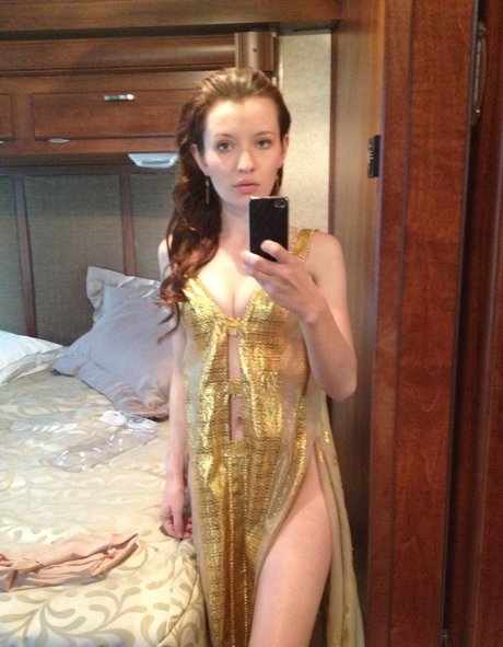 Emily Browning top exklusive fotos