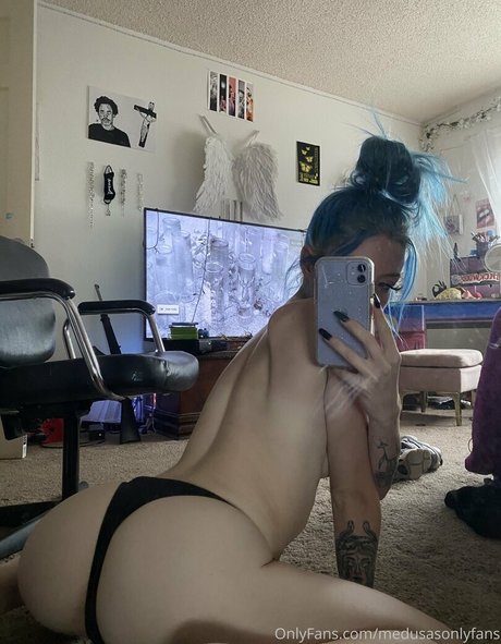 Medusaslittleangel perfekte erwachsene foto