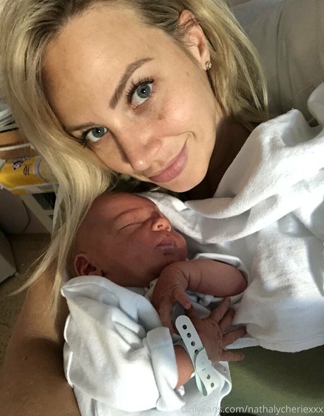 Nathalycheriexxx sexy nackte fotos